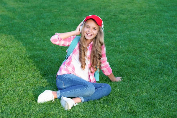 Niña Feliz Alumno Escuchando Música Sentado Hierba Verde Aire Libre — Foto de Stock