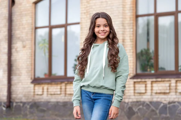 Happy Teenage Girl Model Posing Casual Trendy Style Blurry Outdoors — Stockfoto