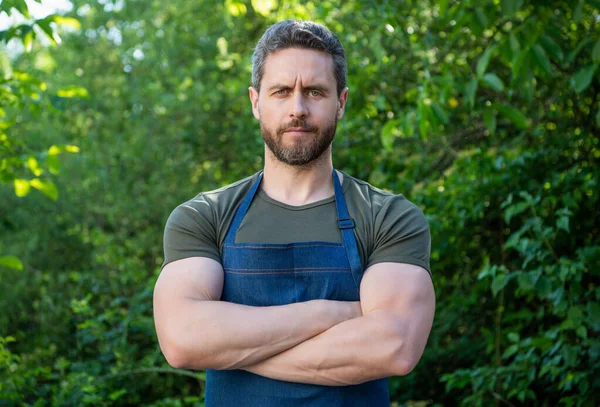 Zelfverzekerde Tuinman Het Tuinieren Schort Houdt Armen Gekruist Staan Tuin — Stockfoto