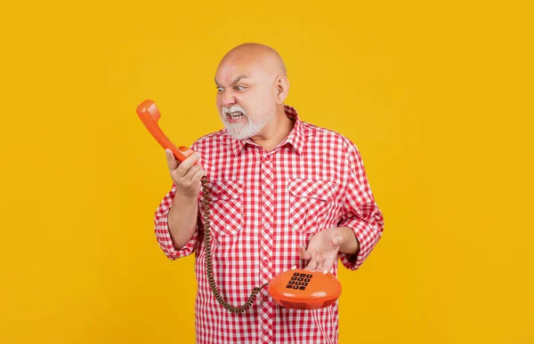 Angry Senior Man Retro Telephone Yellow Background — ストック写真