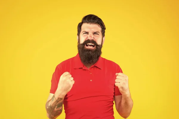 Agressivo Hipster Macho Com Barba Fundo Amarelo Raiva — Fotografia de Stock