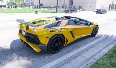 Miami Beach, Florida ABD - 15 Nisan 2021: sarı Lamborghini Bulvarı LP 750-4 SV, arka görüş.