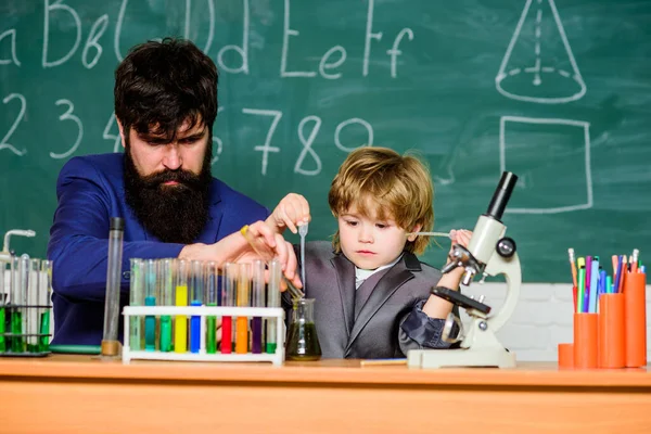 Father Son Child School Chemistry Beaker Experiment Bearded Man Teacher — Φωτογραφία Αρχείου