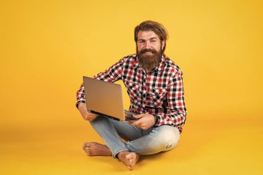 Çevik iş. Dijital yaşam tarzı kavramı. Bilgisayarda çalışan olgun bir öğrenci. Adam defter üzerinde çalışıyor. İnternetten alışveriş. Mutlu hipster bilgisayar kullanır. iş dünyasındaki modern teknoloji. İyi görünüyorsun..