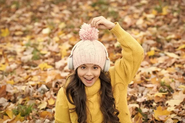Dobrze Się Bawię Naturalne Piękno Jesienna Moda Portret Nastolatki Kapeluszu — Zdjęcie stockowe