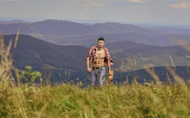 Yürüyüşçü adam saf doğanın tadını çıkarıyor. Müzisyen yürüyüşçü dağlarda ilham bulur. Kaygısız gezgin. Geniş bir alan. Huzurlu bir yürüyüşçü. Zirveleri fethet. Gitarlı bir adam dağın tepesinde yürüyor..