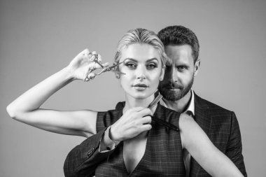 Birbirine aşık çiftler romantik ilişkiler yaşarlar kuaför aletleri, saç bakımı tutarlar..