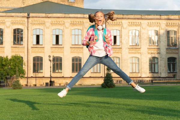 Šťastný Energický Dospívající Dívka Jumping Školní Dvoře Venku Znalost Den — Stock fotografie