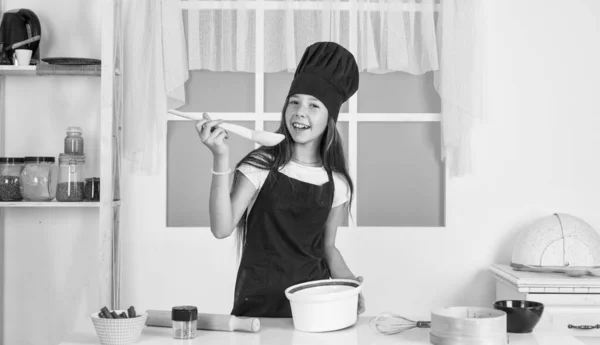 Menina Criança Avental Chef Chapéu Cozinhar Padaria — Fotografia de Stock