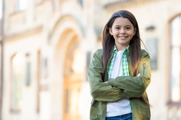 Happy Teen Girl Model Keeping Arms Crossed Casual Trendy Fashion — ストック写真