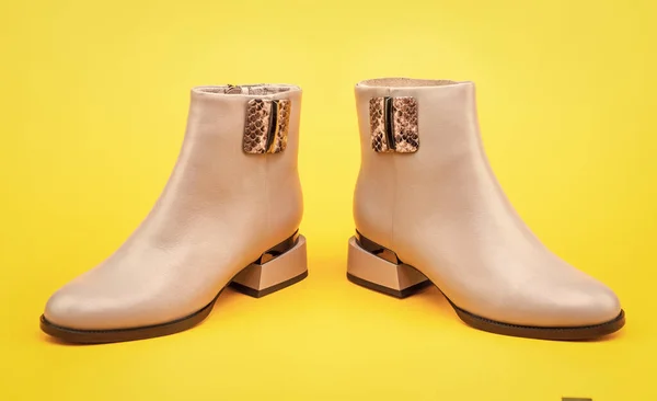 Модные Кожаные Сапоги Желтом Фоне Обувь — стоковое фото