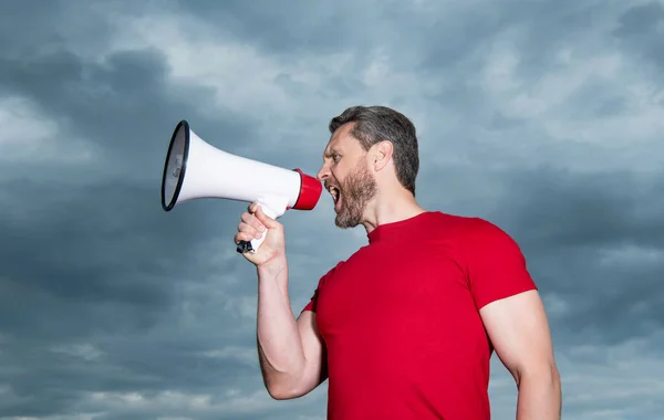 Hombre Camisa Roja Gritando Altavoz Fondo Del Cielo — Foto de Stock