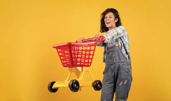 Mutlu Kadın Alışveriş Arabası Taşır Müşteri Kızı Eğleniyor Pazarlama Konsepti — Stok fotoğraf
