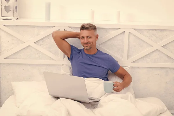 Glad Man Koppla Dricka Kaffe Och Använda Laptop Dator Sängen — Stockfoto