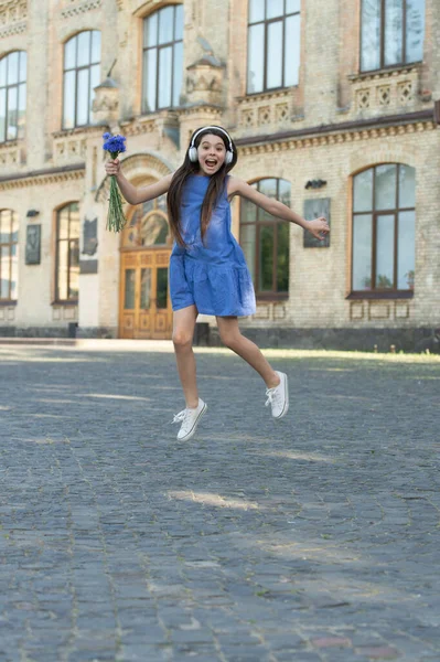 Surprised Teen Girl Headphones Girl Jump Outdoor Carefree Girl Jumping — ストック写真