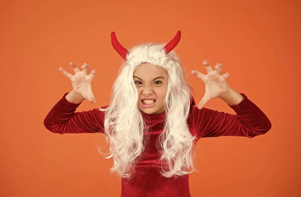 Feiern Sie Die Feiertage Kindheit Glückliches Halloween Teufelsmädchen Teenagerkind Wichtelhörnern — Stockfoto