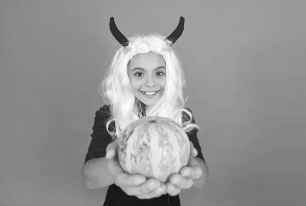 Carnaval Disfraz Festivo Bruja Niño Con Calabaza Niño Celebra Las — Foto de Stock