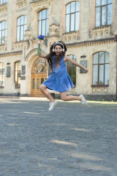 Amazed Teen Girl Headphones Girl Jump Outdoor Carefree Girl Jumping — Stock fotografie