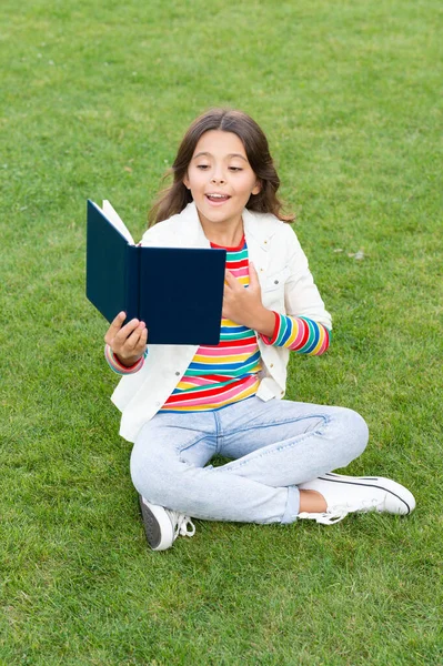Proud Teen Girl Read Book Sitting Grass Reading Book Reader — Photo