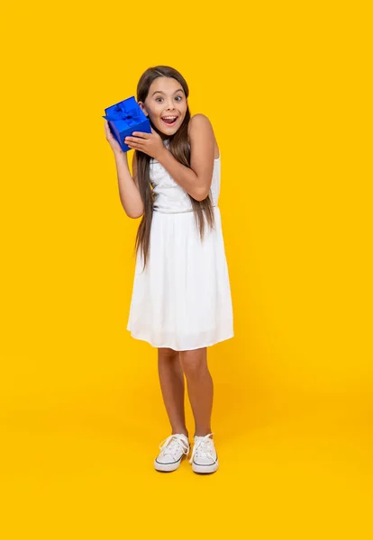 Espantado Adolescente Menina Segurar Caixa Presente Fundo Amarelo — Fotografia de Stock
