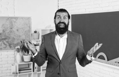 Sakallı ve bıyıklı olgun sakallı hippi okul sınıfında takım elbise giyiyor, eğitim görüyor..