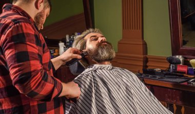 Tıraş olmam lazım. Tıraş. Berber dükkanındaki kuaför. Kuaförde hippi tıraşlı bir adam. Sakal ve bıyık. Berber dükkanında profesyonel kuaför. Şık erkek sakalı portresi.
