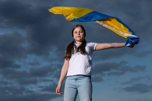 Teen Girl Ukraine Child Flag Ukraine Kid Ukraine Flag Sky — Zdjęcie stockowe