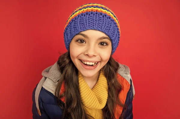 Wintermode Glückliches Kind Mit Lockigem Haar Hut Modell Für Weibliche — Stockfoto