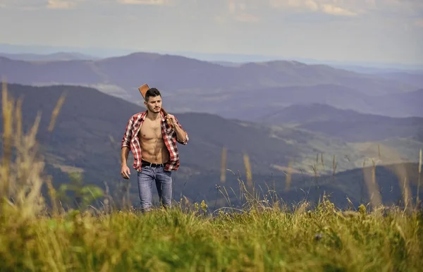 Cara Caminhante Desfrutar Natureza Pura Caminhante Músico Encontrar Inspiração Montanhas — Fotografia de Stock