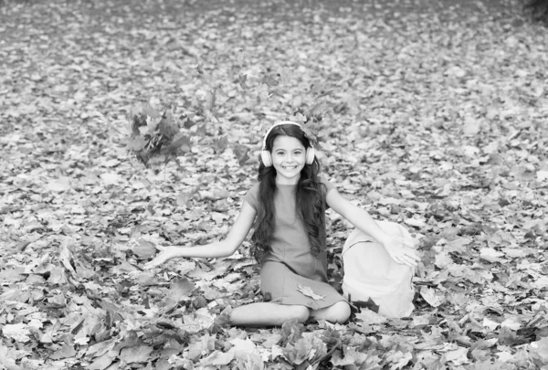Small Girl Having Fun Autumn Leaves School Fall Time — Stock Photo, Image