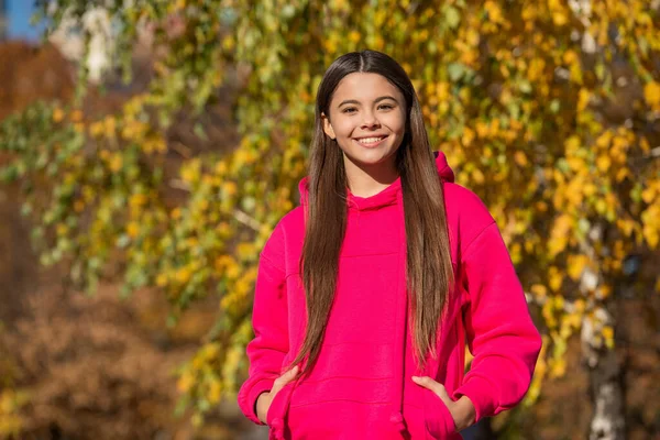 Teen Girl Smile Outdoor Autumn Season — Stockfoto