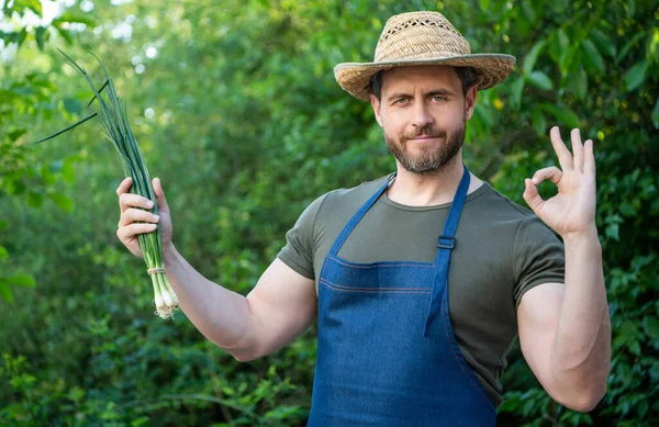 Man Greengrocer Straw Hat Green Onion Vegetable — Stockfoto