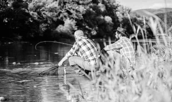 Twee Mannelijke Vrienden Die Samen Vissen Groot Wild Vissen Ontspannen — Stockfoto