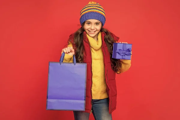 Щаслива Дитина Зимовому Одязі Тримає Сумку Коробку Червоному Тлі Купити — стокове фото