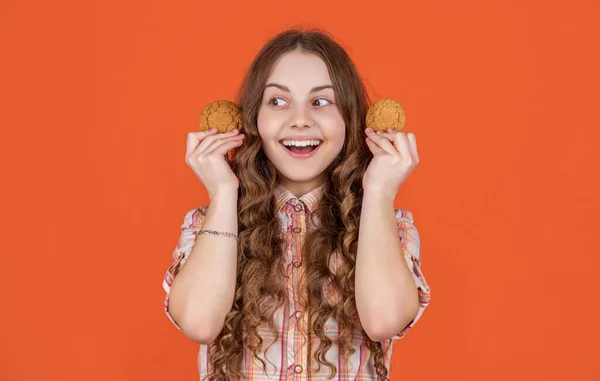 Χαρούμενος Έφηβος Παιδί Μπισκότα Βρώμης Πορτοκαλί Φόντο — Φωτογραφία Αρχείου