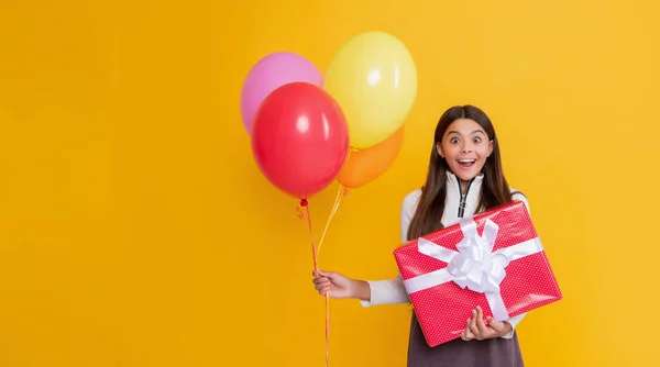 Amazed Child Party Colorful Balloons Present Box Yellow Background — Stok fotoğraf