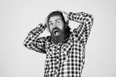 Korkmuş, sakallı, sakalsız, şık saçlı, sıradan kıyafetler giyen, stresli bir adam..