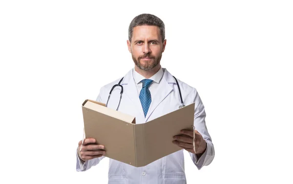 Γενικός Ιατρός Που Διαβάζει Ιατρικό Φάκελο Επαγγελματίας Που Απομονώνεται Στα — Φωτογραφία Αρχείου