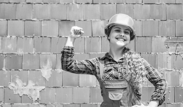 Glad Barnarbetare Med Hjälp Byggnad Uniform Och Verktyg Arbetsdag — Stockfoto