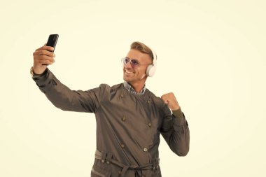 Şu kuvvete bak. Mutlu adam selfie esneyen kolunu alır. Akıllı telefondan selfie çekiyoruz. Otoportre fotoğrafı. Canlı yayın. Mobil teknoloji.