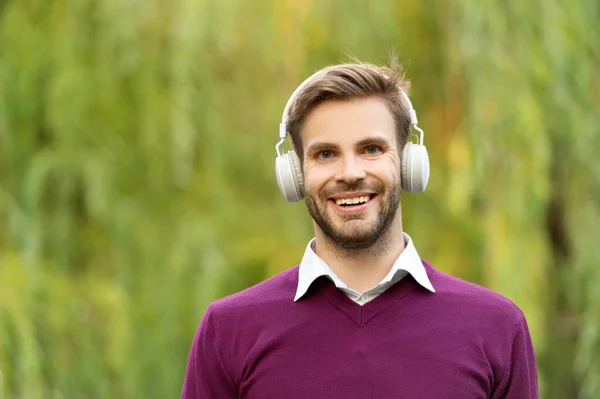 Χαρούμενος Νεαρός Όμορφος Άντρας Ακούει Μουσική Ακουστικά Υπαίθρια — Φωτογραφία Αρχείου