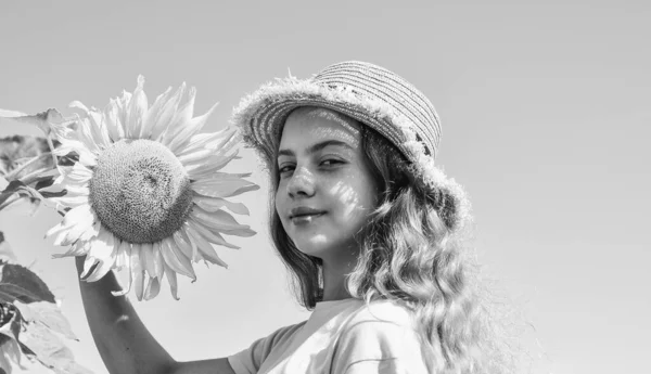 Klein Meisje Zonnebloemen Veld Blauwe Hemel Achtergrond Rustieke Stijl — Stockfoto