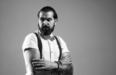 Bıyıklı ve sakallı yakışıklı hippi, erkek güzeli..