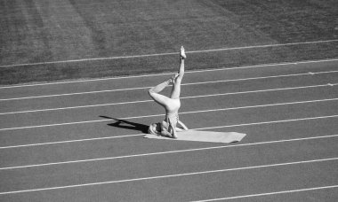 Sınırları zorluyorum. Atletik bayan pilates koçu. Kadın spor eğitmeni yoga yapıyor. sağlıklı sportif yaşam tarzı. Spor giyim bölümünde seksi yogiler. Açık alanda meditasyon yapıyorum. eğitim ve idman.