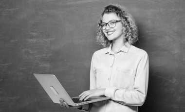 Uzaktan kumanda. Öğretmen defteri bilgi karatahta arka planı aranıyor. Online okul. İnternetten ders veriyorum. İstihbarat ve programlama. Çevrimiçi eğitim konsepti. İnternet 'te sörf yapan kadın..