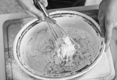 Mutfakta yemek pişirmek. Gelecekteki kariyerini seç. Neredeyse yemek hazır. Sadece sağlıklı ve organik yiyecekler. Profesyonel menü. Şef hamur yoğurucu kullanıyor. Tarife göre yemek pişirmeyi öğren..