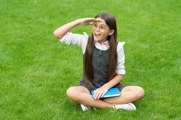 Schoolgirl Sitting Grass Surprised Teenage Schoolgirl Looking Distance Sitting Grass — 图库照片