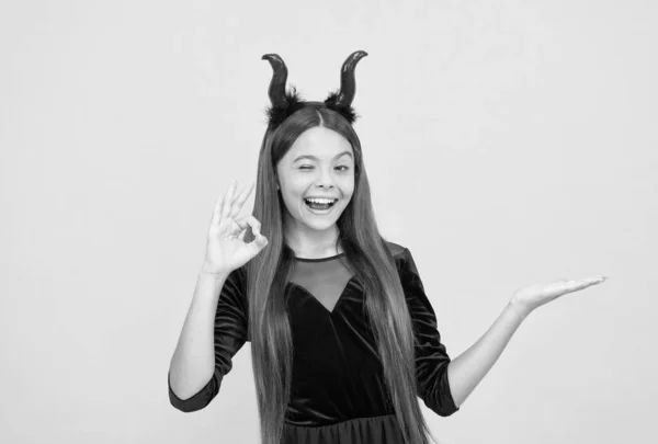 Listige Kleine Dämon Präsentiert Produkt Halloween Teufelsmädchen Glückliche Kindheit Lustiges — Stockfoto