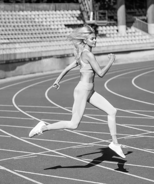 여자가 경기를 하면서 체력을 소모하면서 경기장 경마장에서 달리는 — 스톡 사진