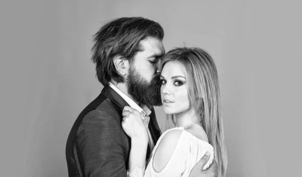 수염을 남자와 여자를 사랑하는 커플은 — 스톡 사진